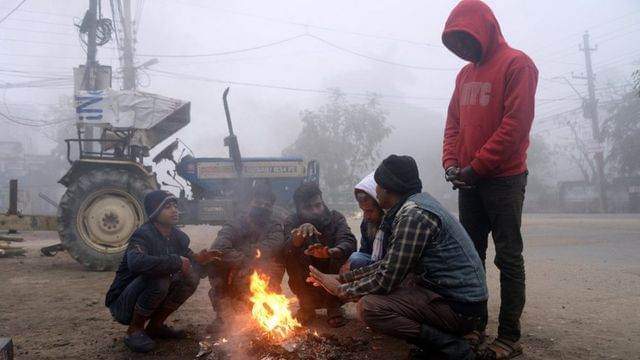 नेपालगन्जमा हुस्सु र कुहिरोले चिसो ह्वात्तै बढ्यो ठाँउ ठाँउमा आगो तापेर सेक्दै