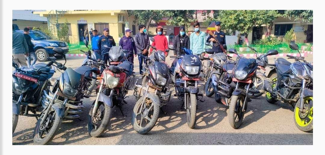 पर्सा प्रहरीले मोटरसाईकल चोरीमा संलग्न ४ जनालाई पक्राउ