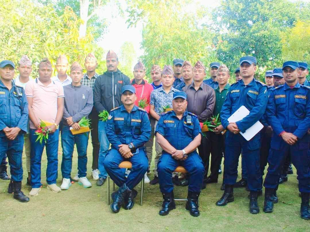 गणका १३ जना प्रहरीहरूलाई बिदाई गर्दै गणका प्रहरी प्रमुख एसपी : राठौर