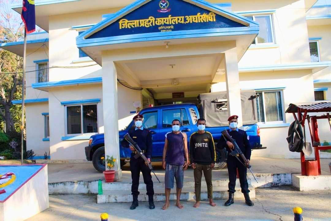 अर्घाखाँचीमा २ जना नक्कली प्रहरी सक्कली प्रहरीको नियन्त्रणमा