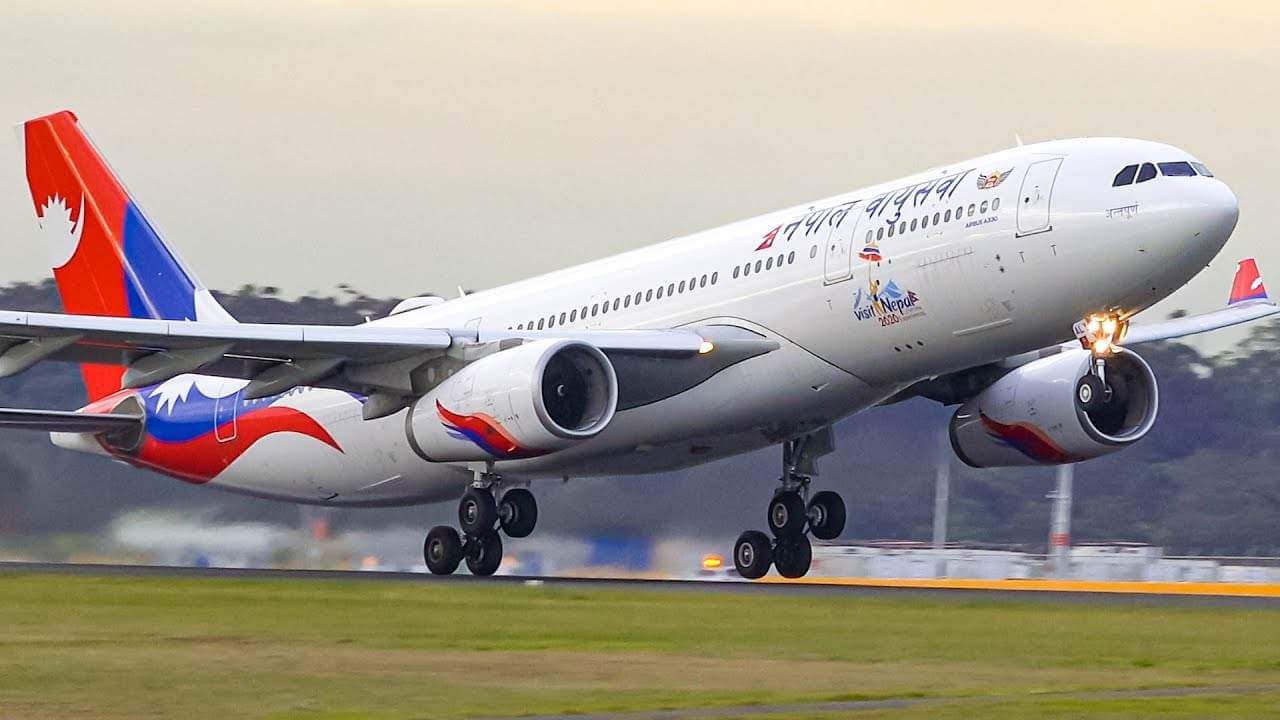 १ सय बढी एयर होस्टेज आन्दोलनमा काठमाडौं दिल्ली उडान अवरुद्ध