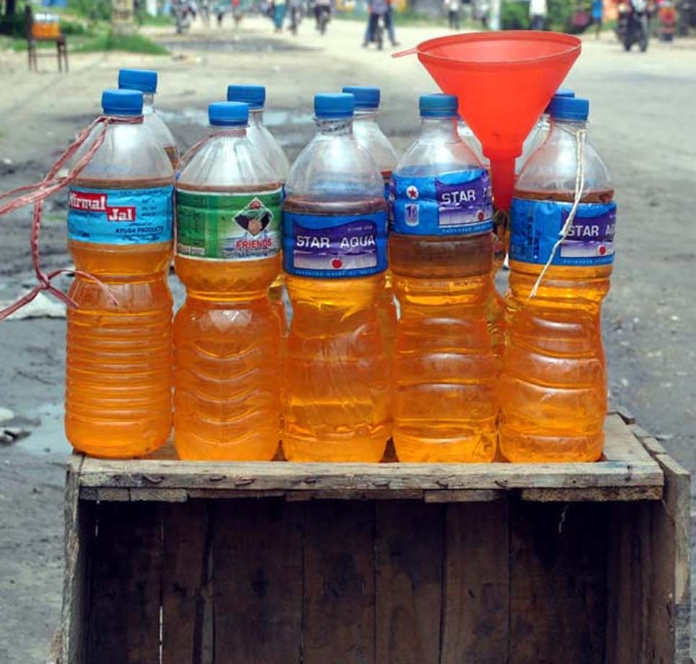 बोतल र जर्किनमा पेट्रोल बेच्नेलाई कारबाही गर्ने चेतावनी नेपाल प्रहरी