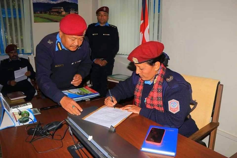 नेपाल प्रहरी शिक्षालय भरतपुरको पदभार ग्रहण गर्दै डिआईजी दुर्गा सिंह