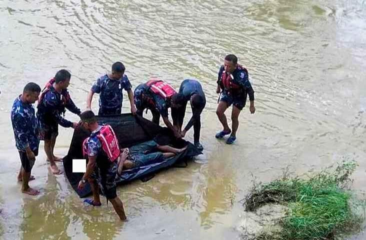 नारायणी नदिमा हाम फालेका व्यक्तिको सशस्त्र प्रहरीद्वारा सकुशल उद्वार