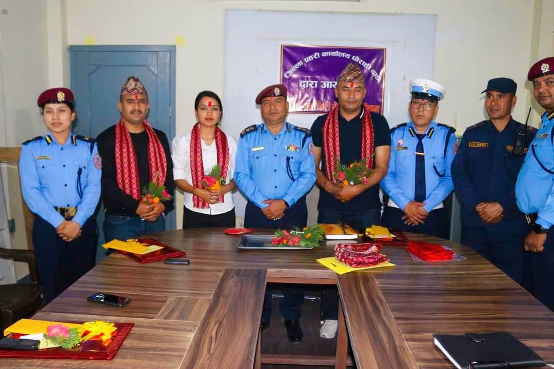 दाङ एसपी वीर बहादुर वलीले काज सरुवा भएका प्रहरी निरीक्षकहरुको बिदाई गर्दै