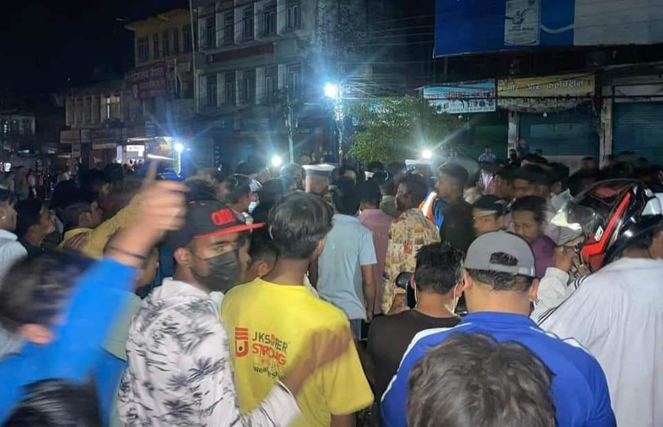 हेटौंडामा नेपाल प्रहरीको गाडीले ४ वटा बाईकलाई ठक्कर दिएपछी तनावग्रस्त