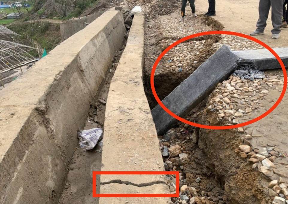 १० मिनेटको झरीले काठमाडौं तार्केश्वरको चिसापानी सडक भासियो नगरका ईन्जिनियर मौन ?