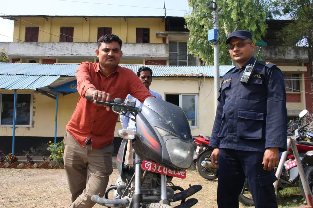 दाङ प्रहरीले चोरी भएको मोटरसाईकल धमाधम फेला पारी सवारीधनीलाई बुझाउदै