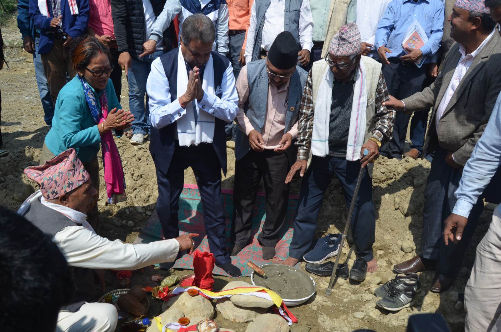 बर्दघाटको खजुरा खोलामा पक्की पुल निर्माणका लागि शिलान्यास