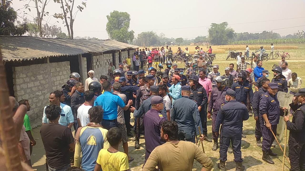 नवलपरासीको प्रतापपुरमा ५ बेताहानीमा प्रहरी र स्थानिय बिच झडपहुदा २ राउन्ड आसुग्यास प्रहार
