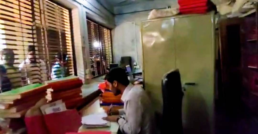 पर्सा जिल्लाको बिरगंज मालपोत कर्यालय बिचौलियाहरुको कब्जामा सेवाग्राही मारमा