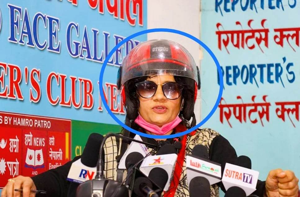 वैदेशिक रोजगार विभागमा आक्रमण पछी तारा बराल हेलमेटमा पत्रकार सम्मेलन गर्दै