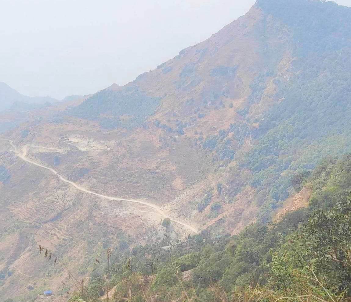 घर जलाएर खरानीको ब्यापार,चुनढुंगा उत्खननको हब बन्दै रुन्टीगढी,सडक सकियो अब सकिदै प्रकृति