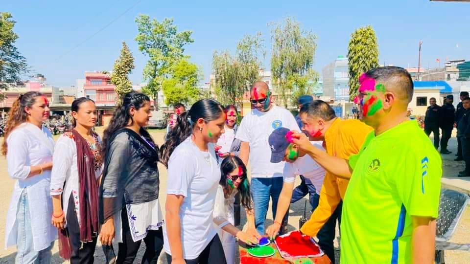 दाङ एसपी वीरबहादुर वली प्रहरी र थुनुवा हरुसंग टीका लगाएर होली मनाउदै