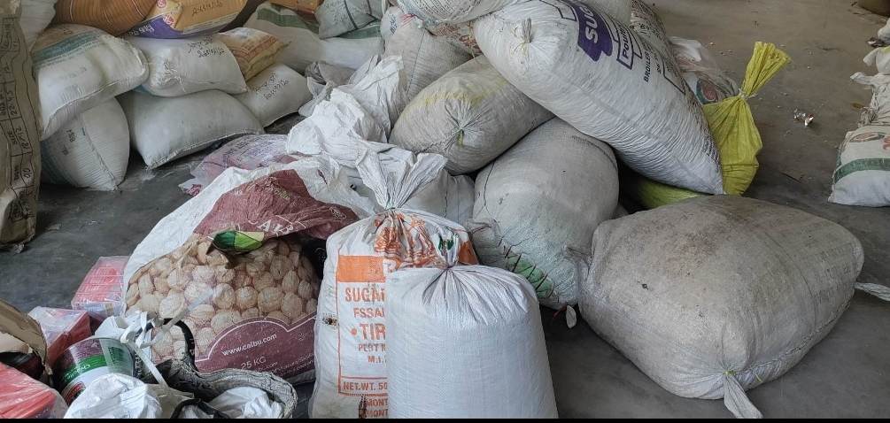 भन्सार छली गरि ल्याएकाे बिभिन्न लत्ताकपडा, खाद्यान्न तथा केशर पक्राउ