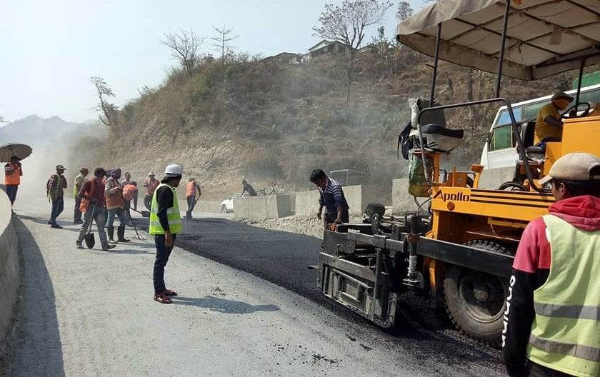 मुग्लिन पोखरा सडक खण्डको कालोपत्र काम विस्तार सुरु