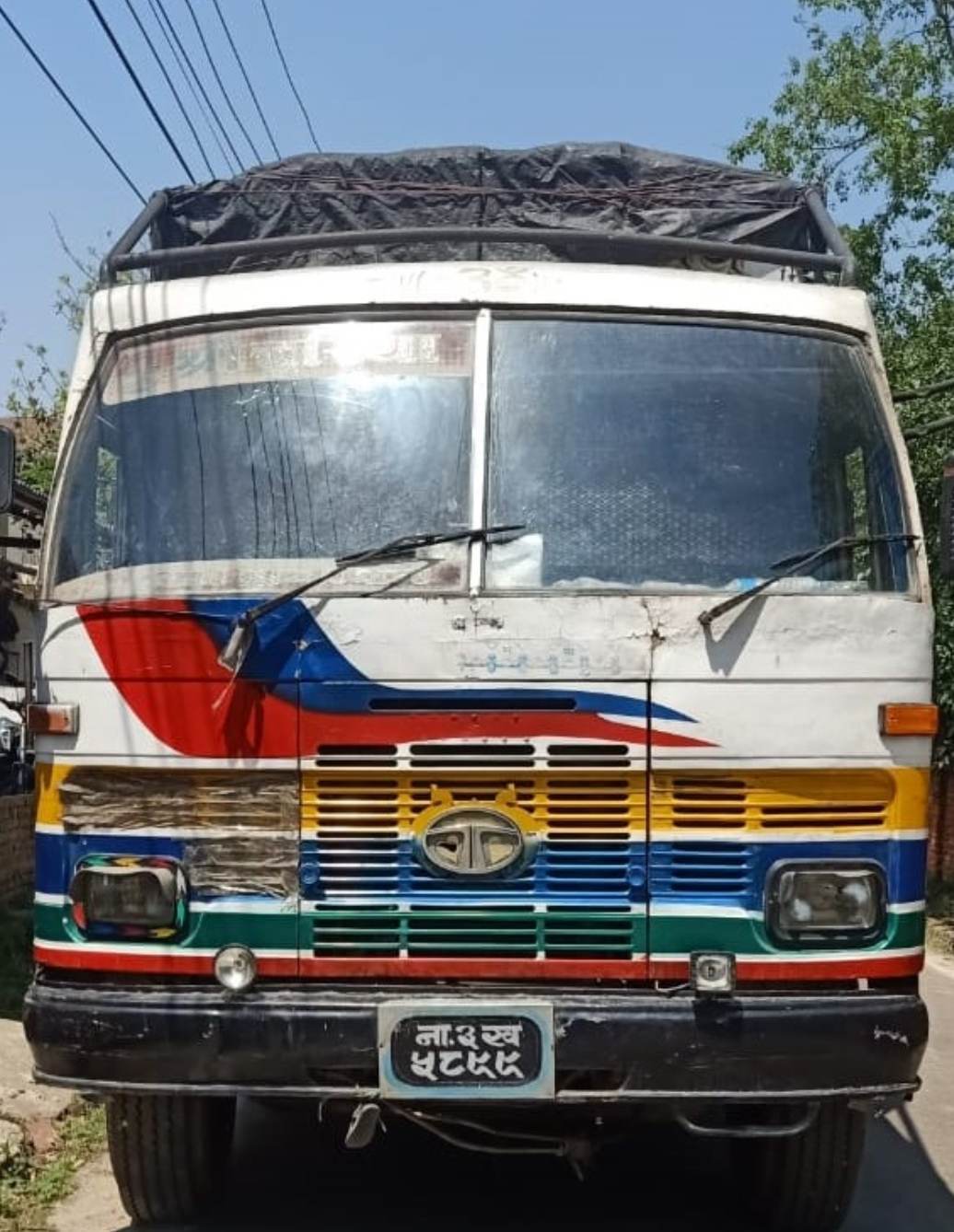 पर्सा प्रहरीले खुद्रा कष्मेटिक हार्डवेयर औषधी लत्ताकपडा ट्रकसहित पक्राउ