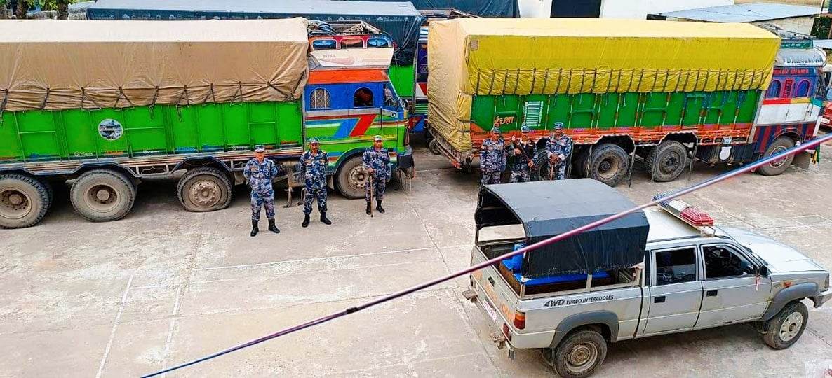 सशस्त्र प्रहरीले चिनीसहित २ वटा ट्रक पक्राउ गरी राजस्वमा बुझायो