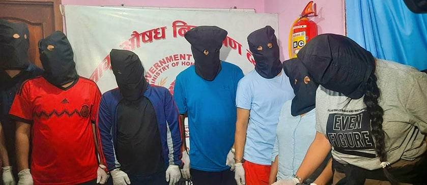 लागुऔषध सहित ८ जना पक्राउ