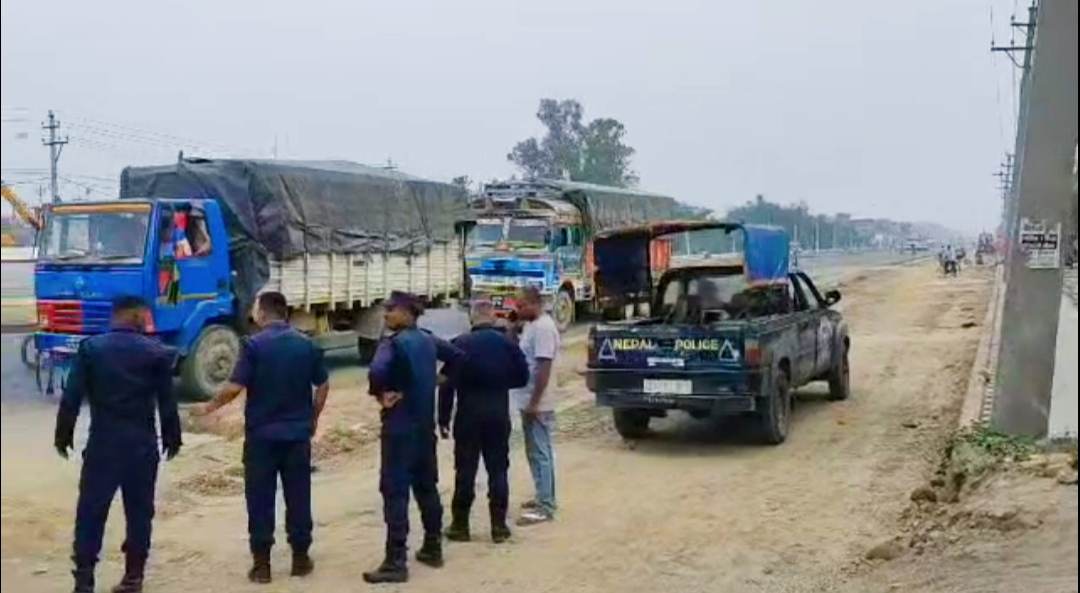 बारा प्रहरीले खैरोको काठ बाेकेकाे ३ वटा ट्रकहरु धमाधम नियन्त्रणमा