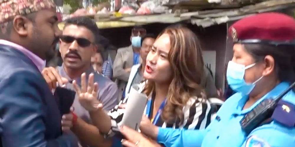 युबराज सफललाई एक समुहले घेरा हाले पछी प्रहरी परिसर टेकुले गरियो उद्धार