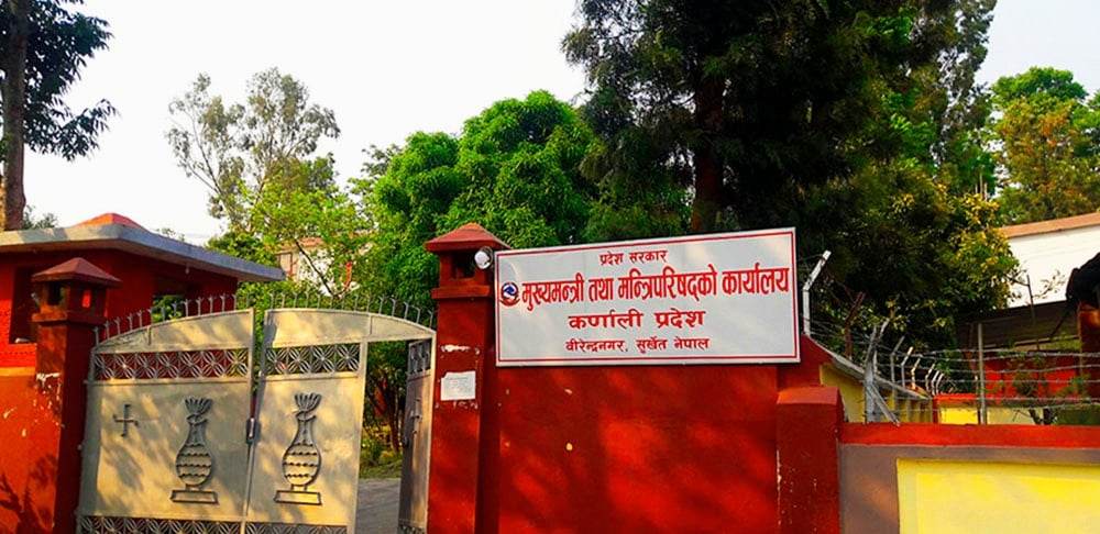 सुर्खेतमा वडाध्यक्षद्वारा मुख्यमन्त्री तथा मन्त्रिपरिषदका उपसचिवमाथि मुक्का प्रहार किन?