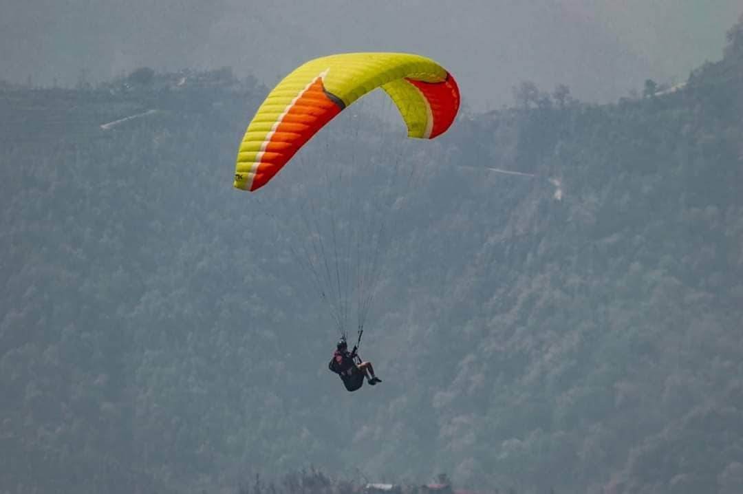 चितवनमा पर्यटकीय गतिविधि बढाउन प्याराग्लाइडिङ सुरु