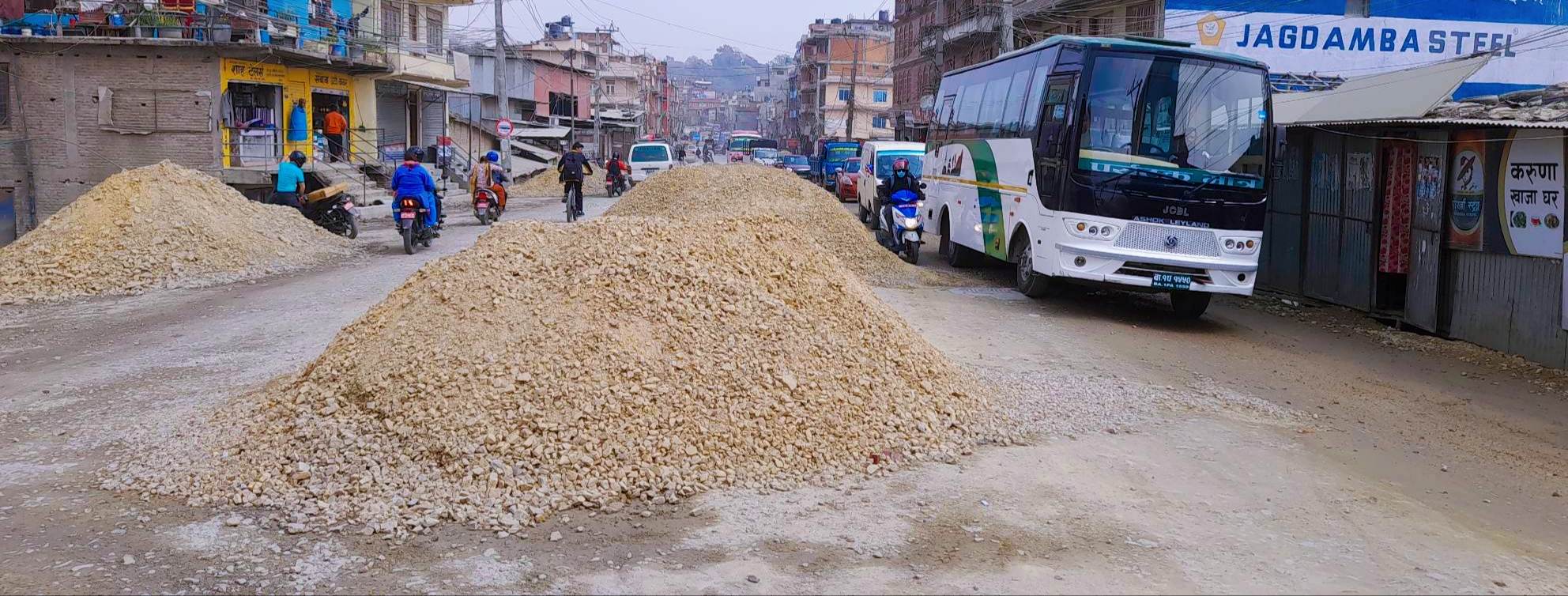 बैतडीमा सडक निर्माणका लागि राखिएको गिट्टी भित्र मान्छेको टाउको भेटियो