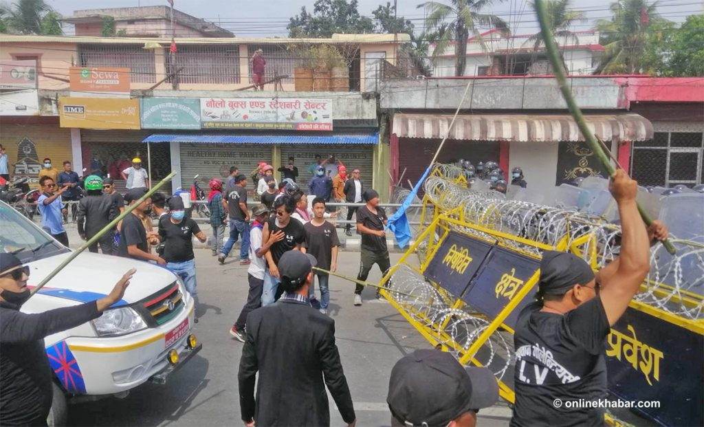 विराटनगरमा प्रदेशको पुनः नामकरण माग गर्दै आन्दोलनरत र प्रहरीबीच झडप