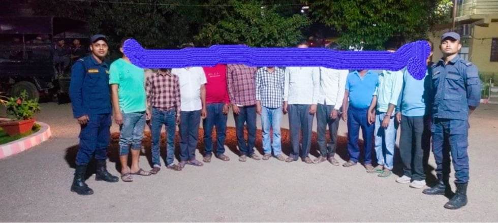 पर्सा प्रहरीले यातायात कार्यालय बिरगंजबाट ११ जना बिचौलिया पक्राउ