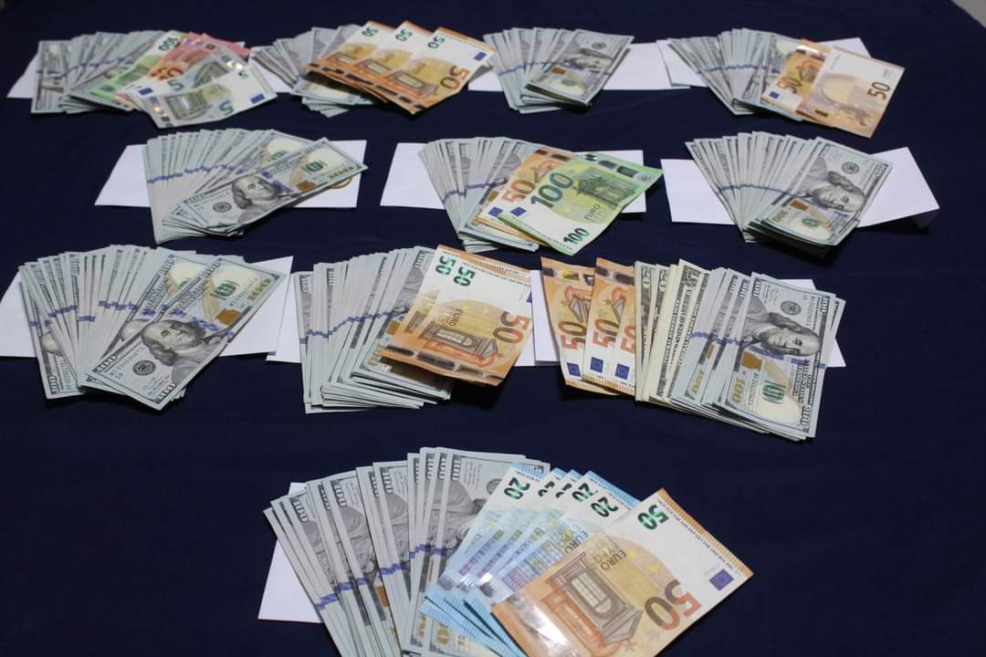 काठमाडौं अन्तर्राष्ट्रिय बिमान स्थलबाट अमेरिकन डलर युरोसहित नेपालीहरु पक्राउ  