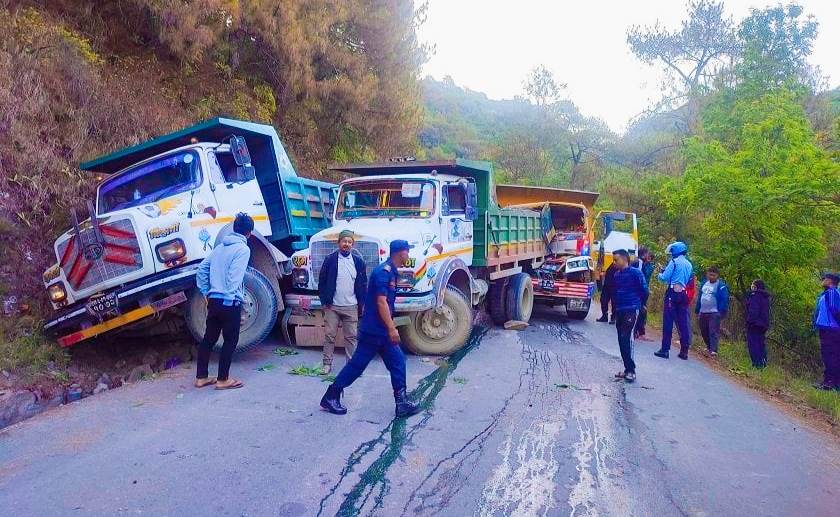 ४ वटा टिपर एक आपसमा ठोक्किए मानवीय क्षति भैइन