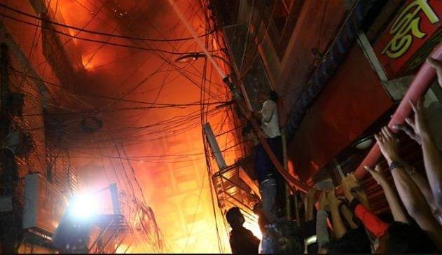 ढाकाको एक बजारमा भीषण आगलागी आगो निभाउन ४७ वटा दमकल प्रयोग
