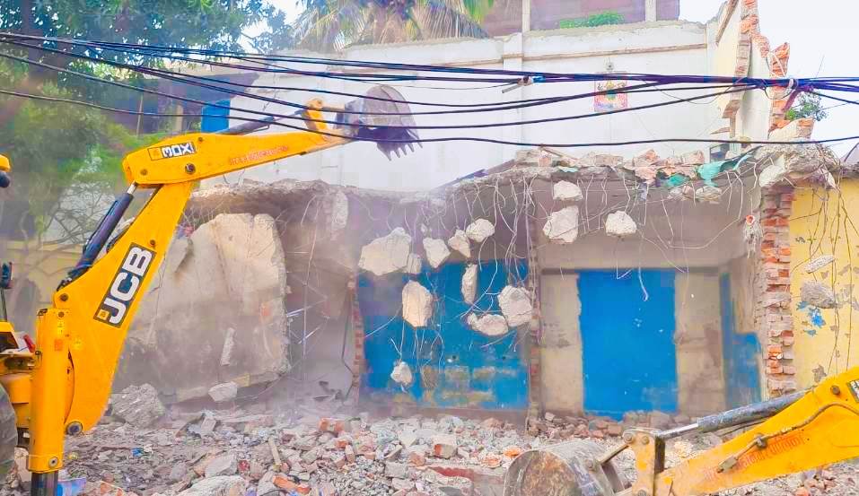 बिरगंजको रामजानकी मन्दिरको अतिक्रमण गरेको जग्गामा डाेजर चल्यो