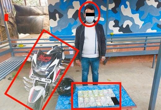 सशस्त्र प्रहरीले श्रोत नखुलेको ८ लाख रुपैयाँसहित भारतीय मोटरसाईकल पक्राउ