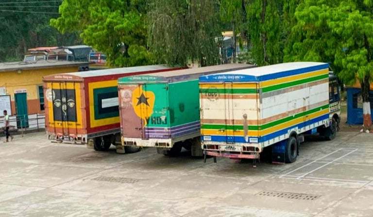 सशस्त्र प्रहरीले ६ करोडभन्दा बढीको जुत्तासहित ३ वटा ट्रक नियन्त्रणमा