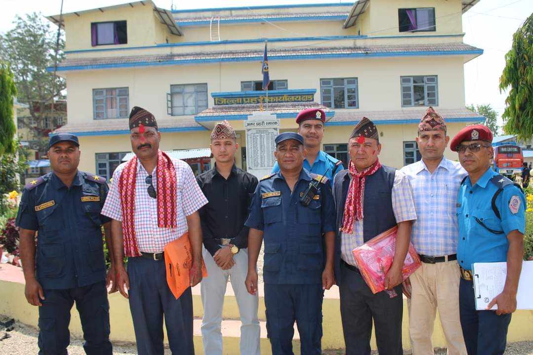 दाङ प्रहरीले दुईजना सई ओट र कार्की अवकाश भएर जादा गर्‍यो भब्य बिदाई