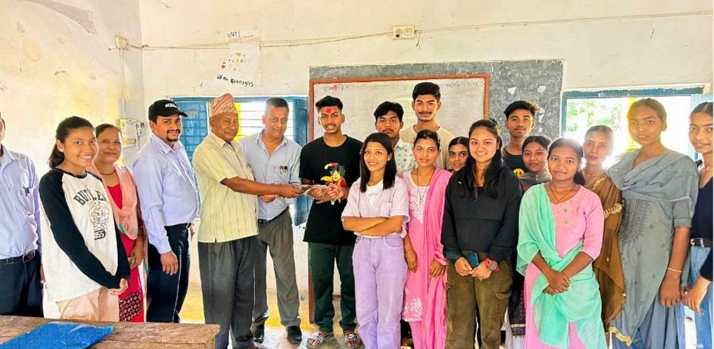 देउदुरी सर्वोदय माध्यमिक विद्यालयका विद्यार्थीहरु पढ्दै कमाउदै