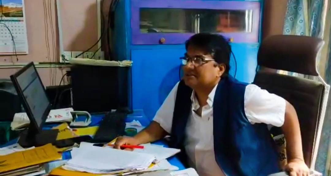 बिरगंज मालपोतमा बिचौलियाहरुको कब्जामा कर्मचारी बिचौलियाको भरमा काम गर्दै