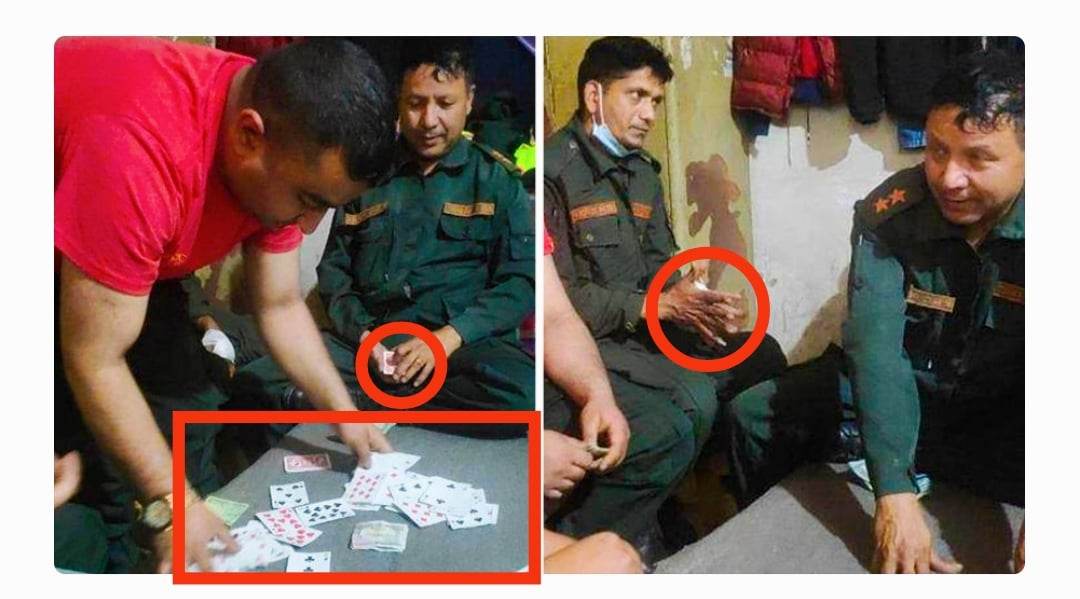 काठमाडौं महानगरका नगर प्रहरी बलको युनिफममै तास खेल्दै
