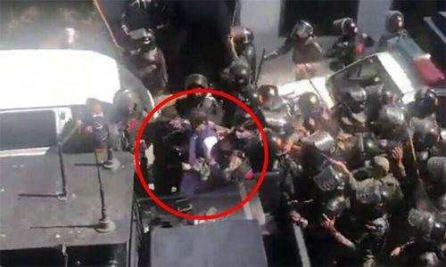 पाकिस्तानका पूर्व प्रधानमन्त्री इमरान खान उच्च अदालत बाहिरबाट पक्राउ