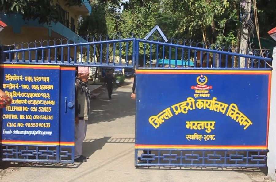 चितवनमा प्रहरी भनेर परिचयपत्र देखाउँदै हिँड्ने नक्कली प्रहरी ४ जना पक्राउ