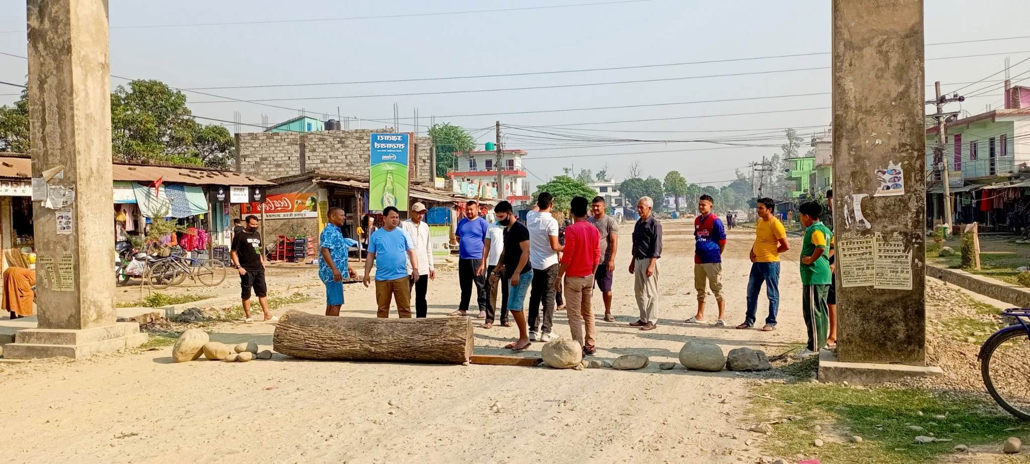 धनगढीमा कालोपत्रे नगरेको भन्दै स्थानीयद्वारा सडक अवरुद्ध