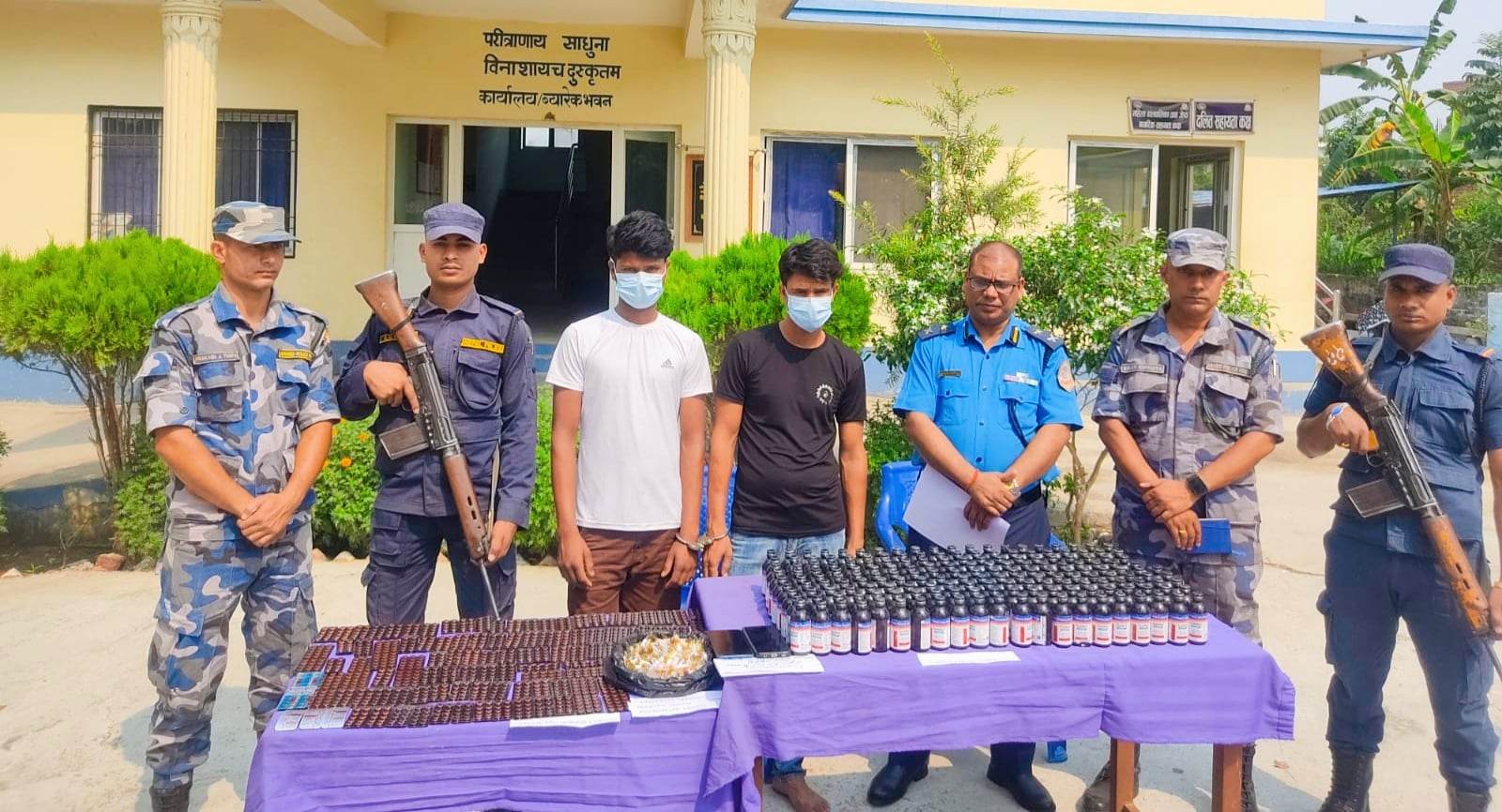 सर्लाही प्रहरीले लागूऔषध सहित बसका सहचालक पक्राउ