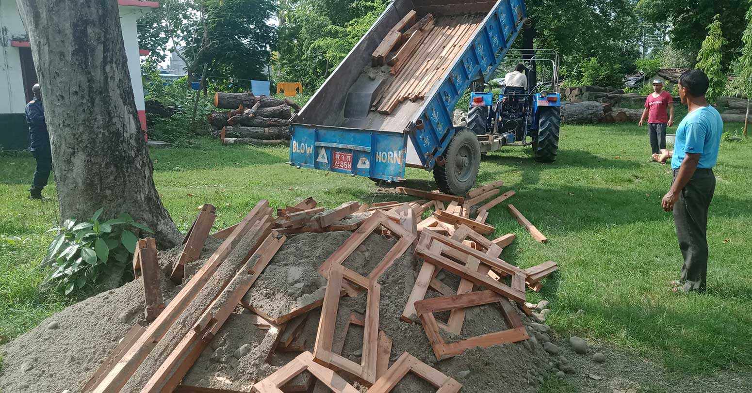 बर्दिया प्रहरीले १४ लाख ६५ हजारको काठसहित ट्याक्टर पक्राउ