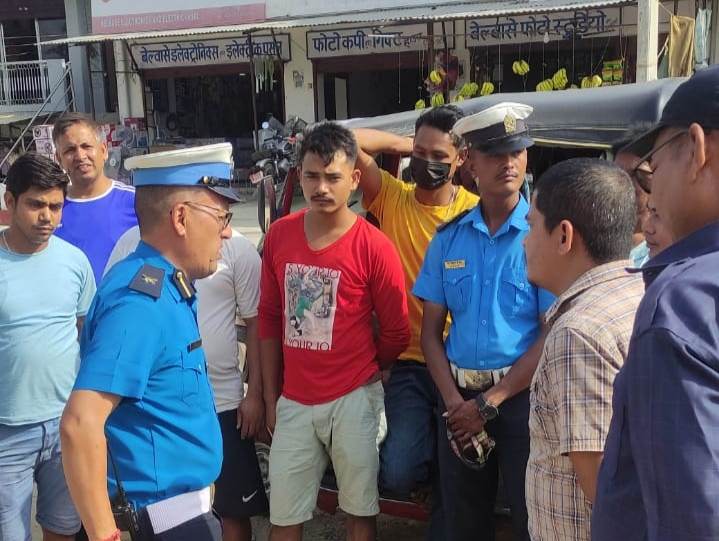 दाङ ट्राफिकले दुर्घटना न्यूनीकरण गर्न चालक र सहचालकलाई ट्राफिक शिक्षा