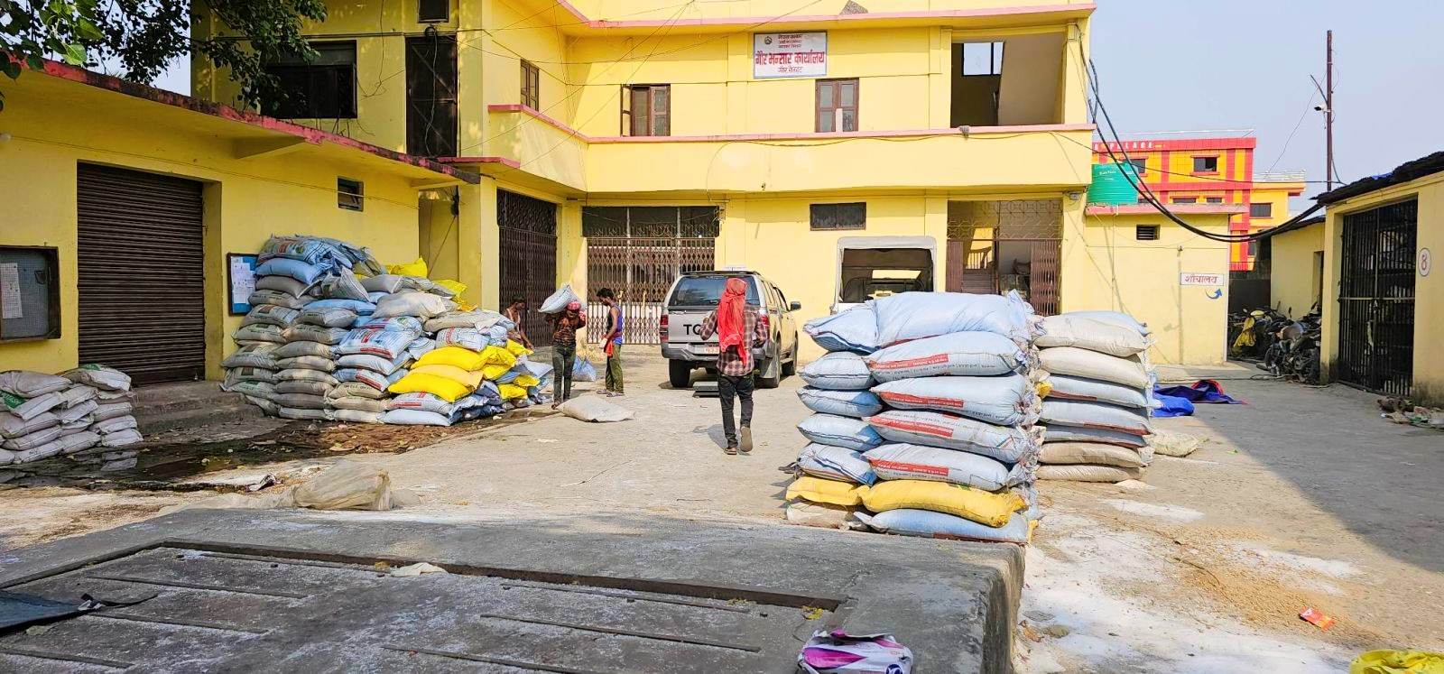 गौर भन्सारबाट कर्मचारीको सेटिङमा आधा मूल्यमा मलहरु लिलामी हुदै
