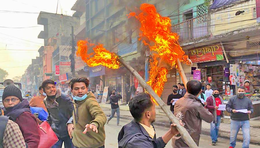 बिरगंजमा नेकपा एमालेका अध्यक्ष केपी शर्मा ओलीको पुत्ला दहन