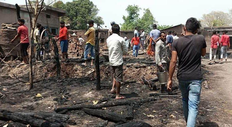 कपिलवस्तुको एक गाउँमा आगलागी हुदा ५ वटा घरगोठ जलेर नष्ट लाखौंको क्षति