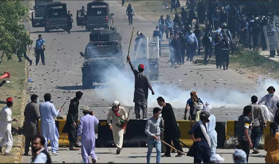 पाकिस्तानमा प्रदर्शनकारी र प्रहरीबीच झडपमा १० जनाको मृत्यु हजारौं घाइते